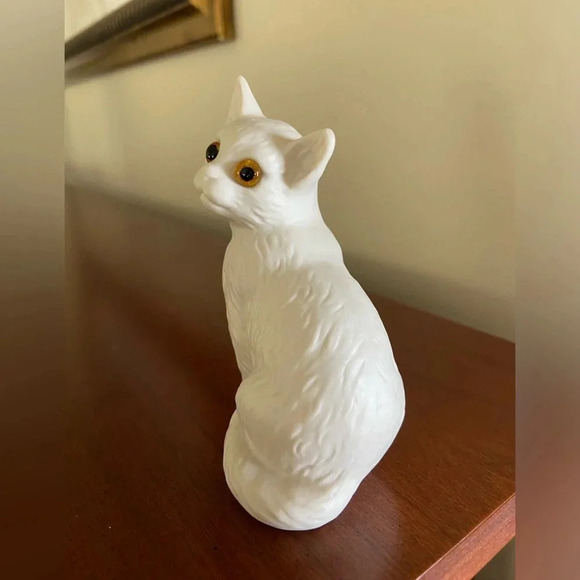 Vintage Goebel W Germany White Persian Cat Figurine Sitting Pose Gold Eyes 1974 - Picture 4 of 6